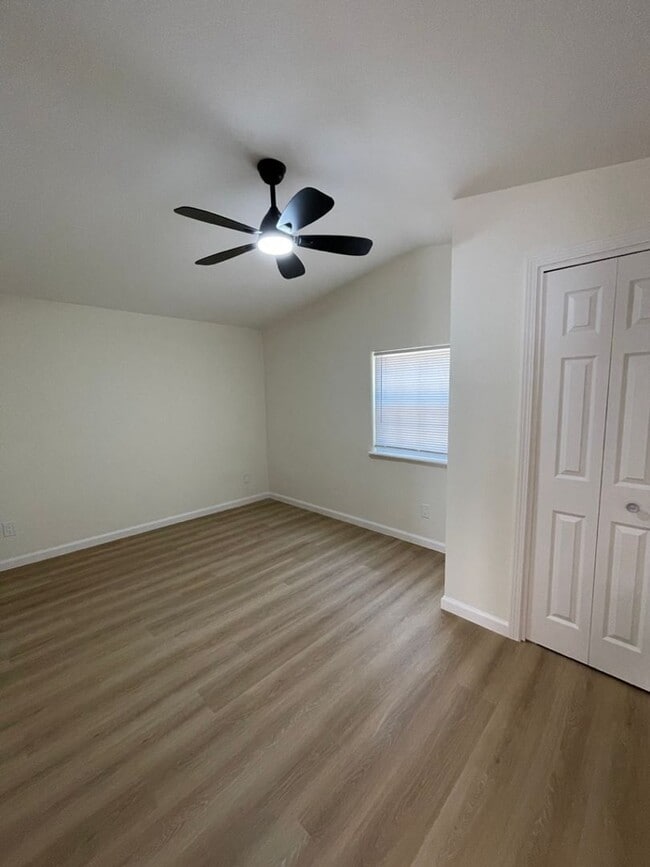 Building Photo - 3 Bed 2 Bath in South Wichita - Space for ...