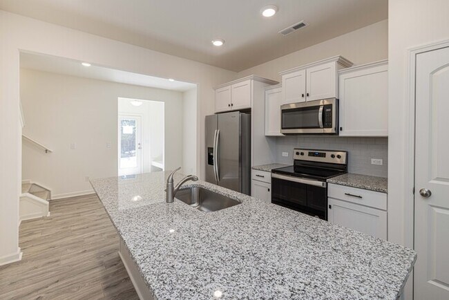 Building Photo - Cover front porch, two bedroom 2 1/2 bath townhome