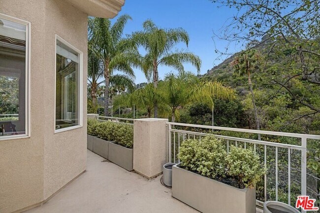 Building Photo - 718 Palisades Dr