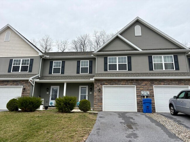 Building Photo - 3 Bedroom 2.5 Bathroom Townhome in Mechanicsburg!