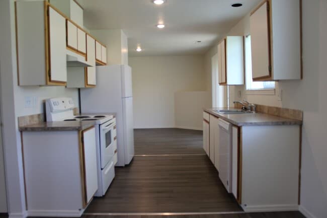 Building Photo - 4 bedroom, 2.5 bath home in quiet Scappoose neighborhood