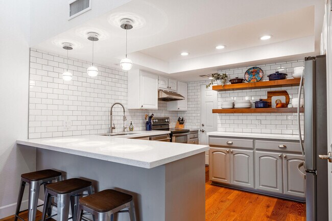 Building Photo - 48910 Noline Pl