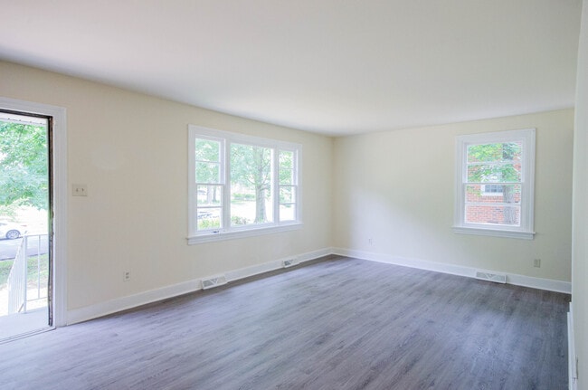 Building Photo - 913 Ironington Rd