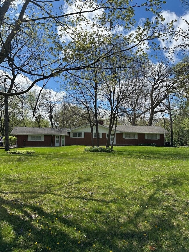 Building Photo - 2030 Crestwood Ln