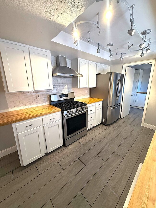 Building Photo - Charming 3 bedroom in NE Albuquerque. Osuna/San Pedro area near San Mateo. Refrigerated Air! 2 Ca...