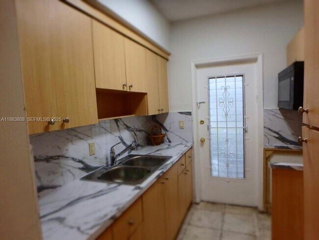 Building Photo - 8420 Byron Ave