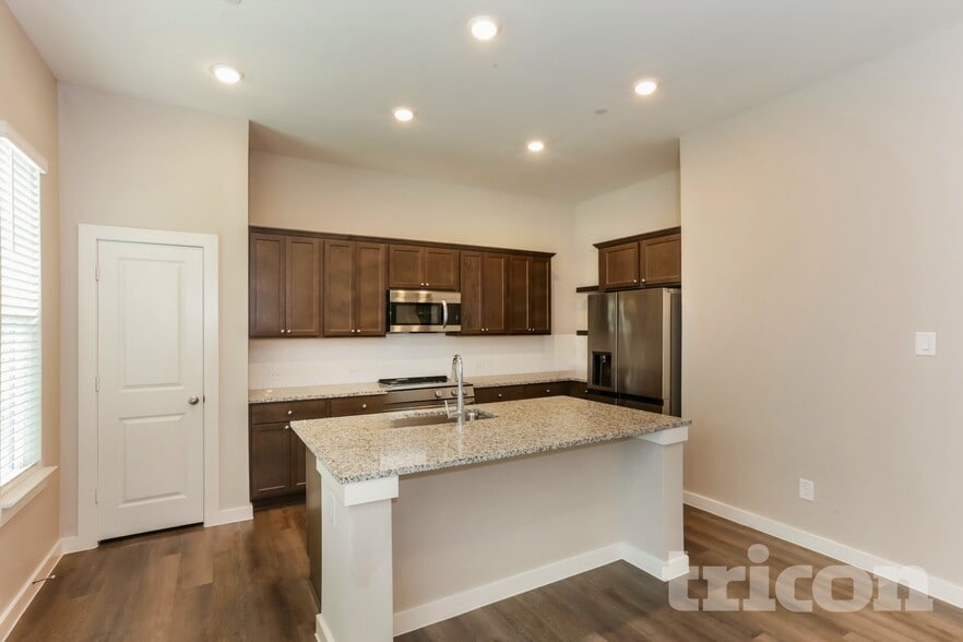 Building Photo - 1010 Fallgate Dr
