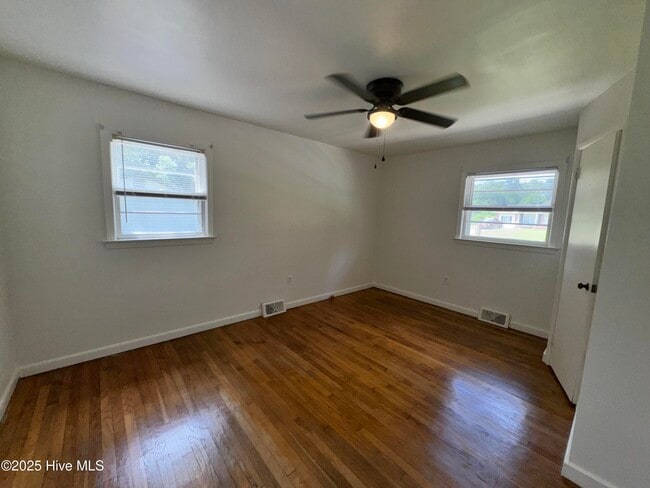 Building Photo - 218 Edgewood Dr