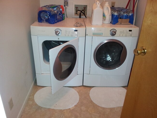 Building Photo - comfy home for rent