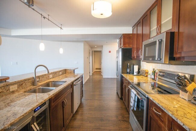 Building Photo - 701 W Lakeside Ave