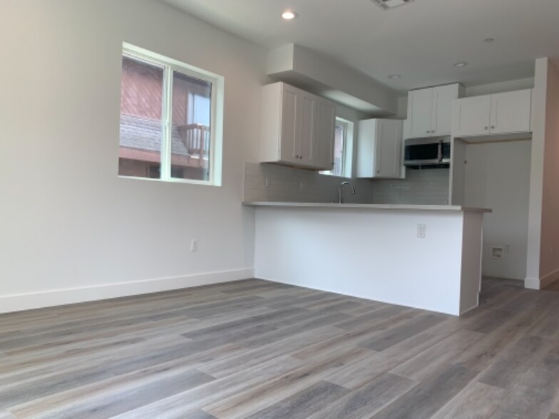 Building Photo - 4825-4825 Riverton Ave