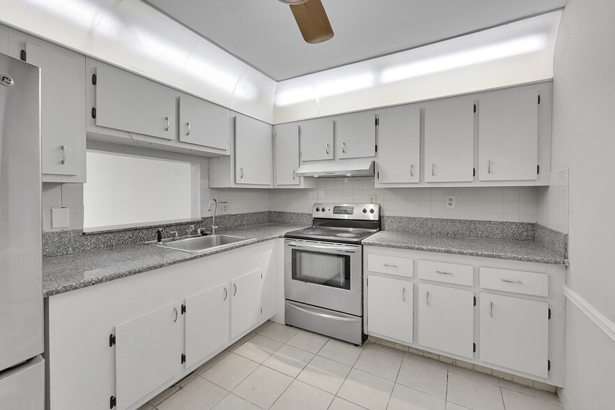 Building Photo - 2840 Somerset Dr