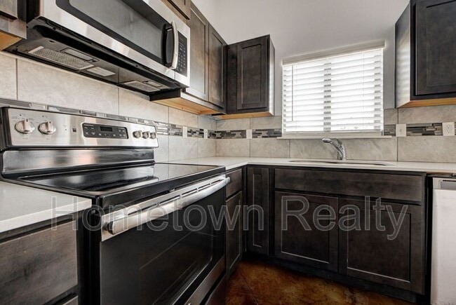 Building Photo - 459 S Fretz Ave