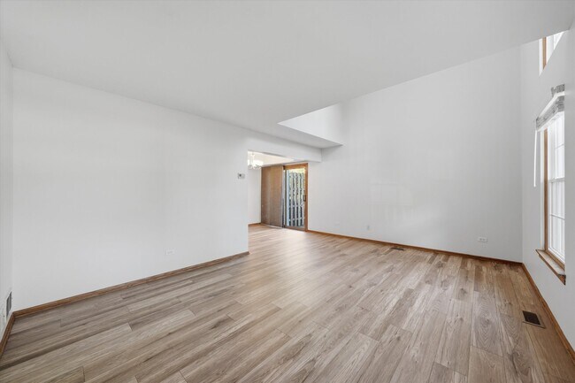 Building Photo - 16051 Laurel Dr