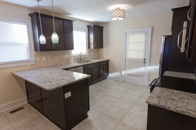 Building Photo - 4 BR 4 BA in Normaltown!