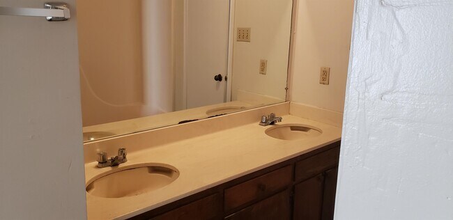 Building Photo - 104 Oak Ridge Ave