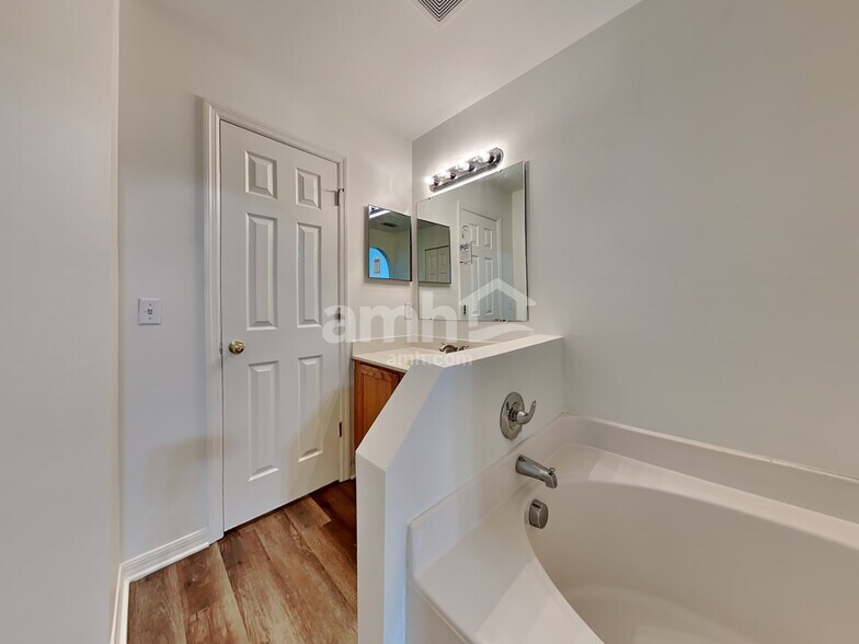 Building Photo - 3097 Rogers Ave