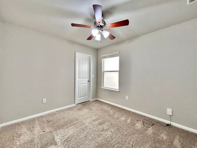 Building Photo - Move-In Ready 4-Bed, 2-Bath Home in Prime Fairhaven Location!