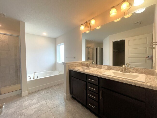Building Photo - Amazing 3 Bed/2Bath/3 Car Garage Home in Hudson!