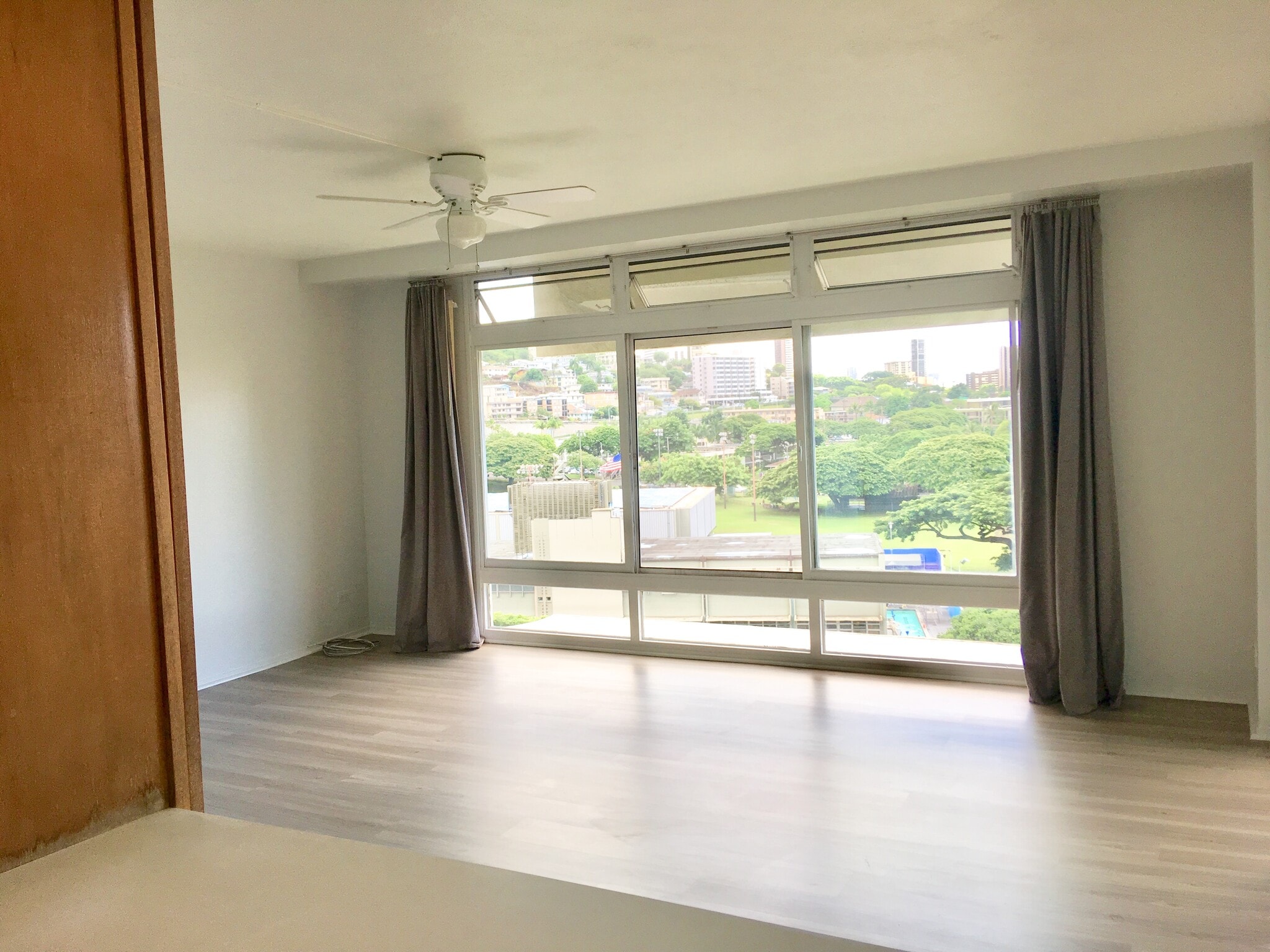 spacious living room with nice views - 1511 Nuuanu Ave
