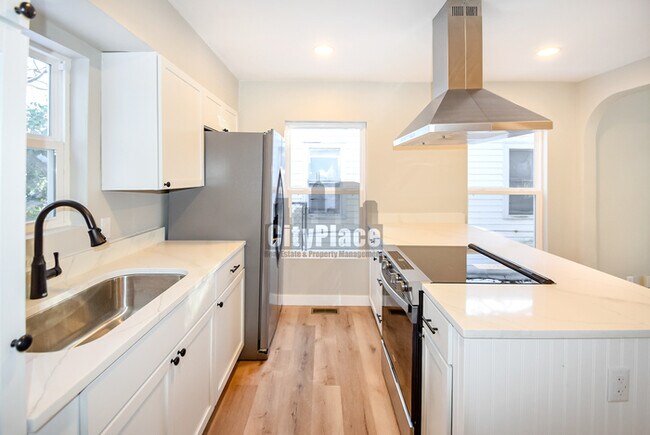 Building Photo - 3721 Kinnear Ave