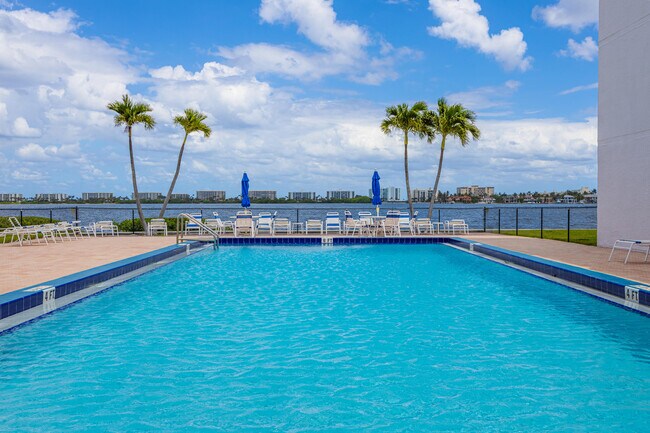 Building Photo - 1516 S Lakeside Dr