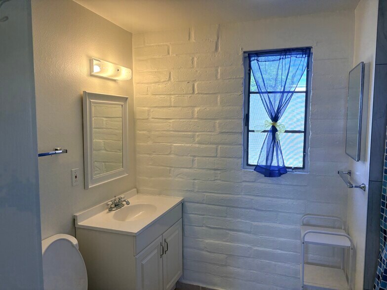 Building Photo - 484 S La Canada Dr