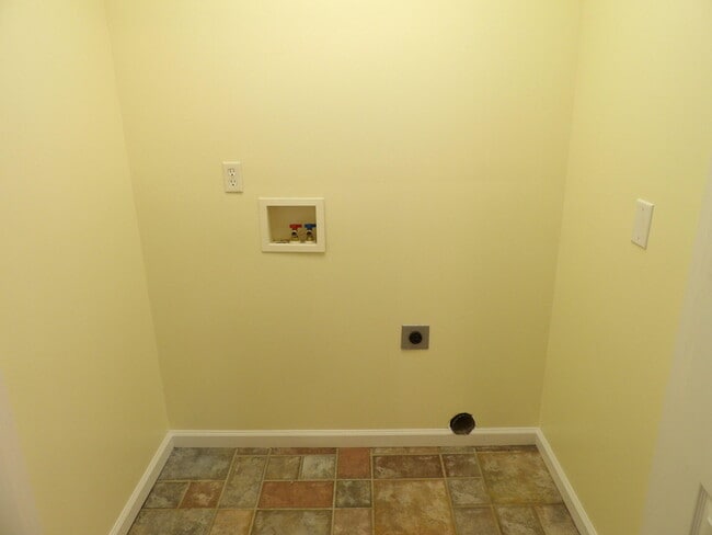 Building Photo - 102 Cedar Dr