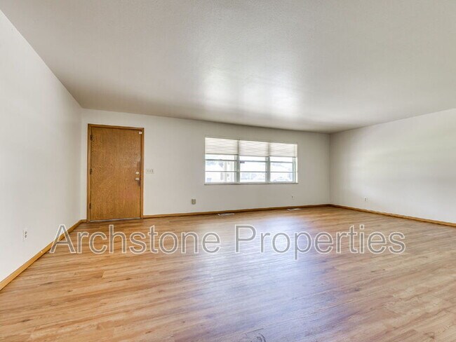 Building Photo - 3121 Lakeside Dr