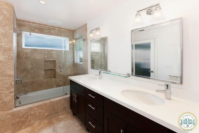 Building Photo - Spacious 2-Bedroom Condo with Private Roof...