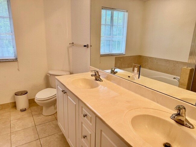 Building Photo - Amazing renovated townhome!3 Bedroom 2.5 B...