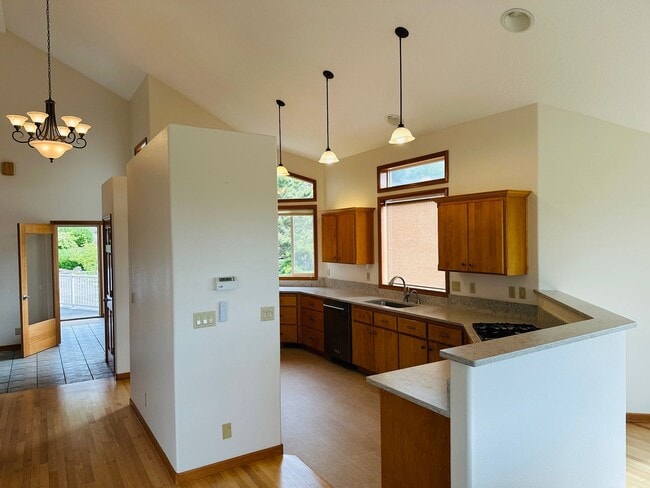 Building Photo - Stunning Custom Home with Beautiful Views