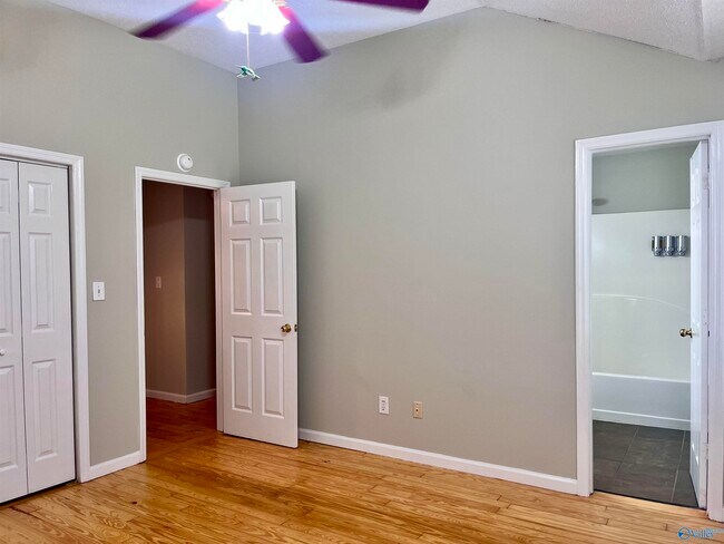Building Photo - 232 Mountain Creek Dr