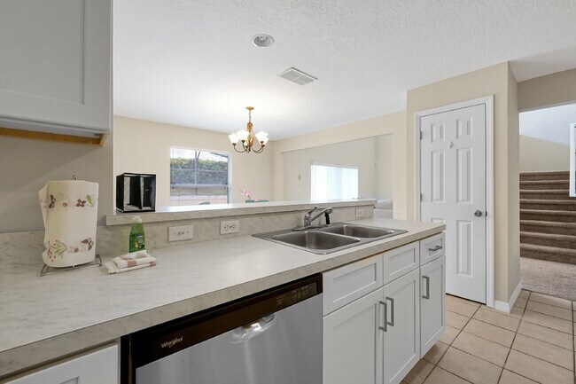 Building Photo - "Furnished 4-Bedroom Pool Home – Comfort and Style in Davenport"