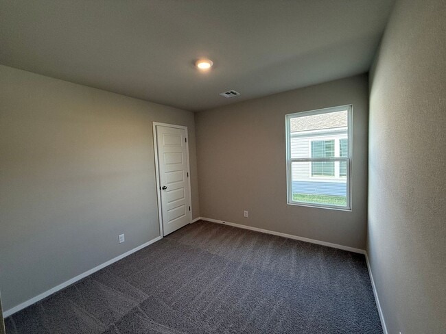 Building Photo - Welcome home to your 4 bed, 2 bath home in the desirable area of Broken Arrow, OK.