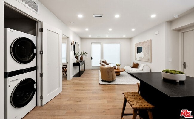 Building Photo - 505 S Barrington Ave