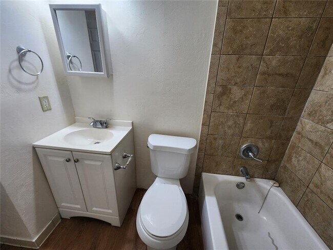 Building Photo - 206 NE 7th Pl