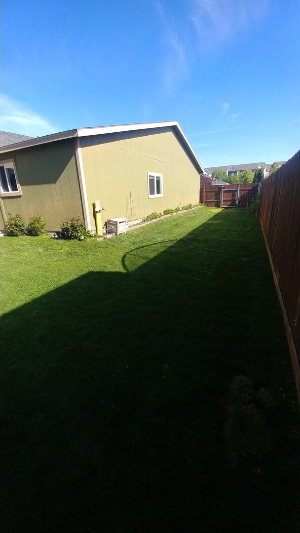 Building Photo - 4-Bed, 2-Bath Home Off Road 100 with Easy ...