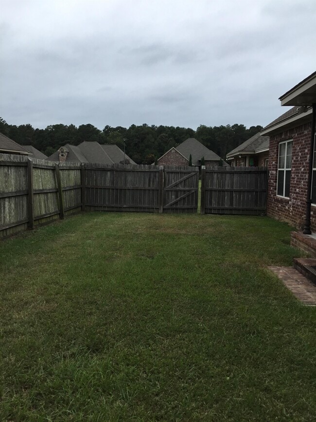 Building Photo - 19 Village Dr