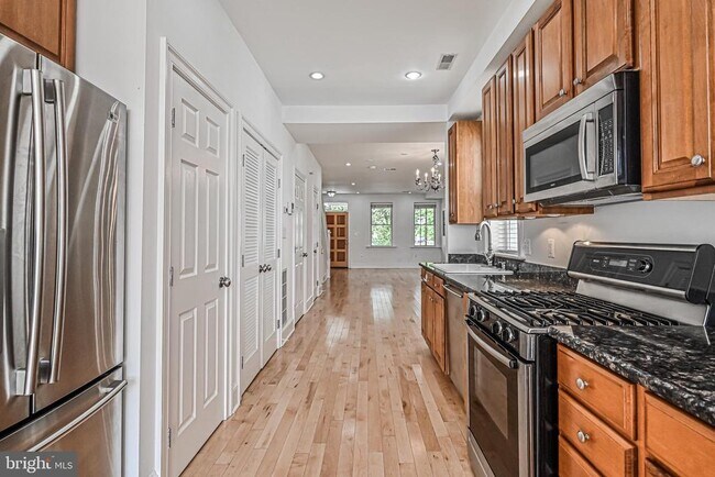 Building Photo - 512 Varnum St NW