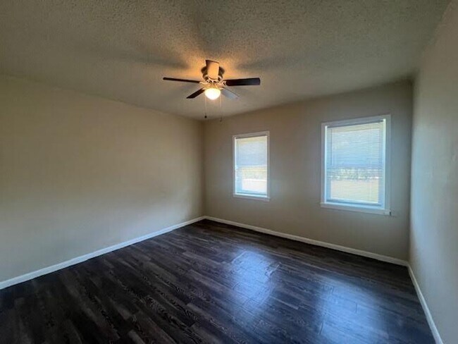 Building Photo - 305 E Stegall Dr