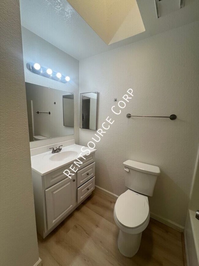 Building Photo - 841 Chateau Way
