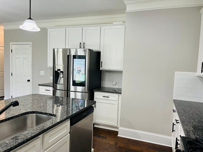 Building Photo - WOW! 5 bed, 4 full baths, brick exterior, ...