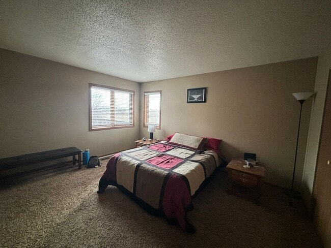 Building Photo - 3 BEDROOM | 2 BATH | GARAGE | SOUTH