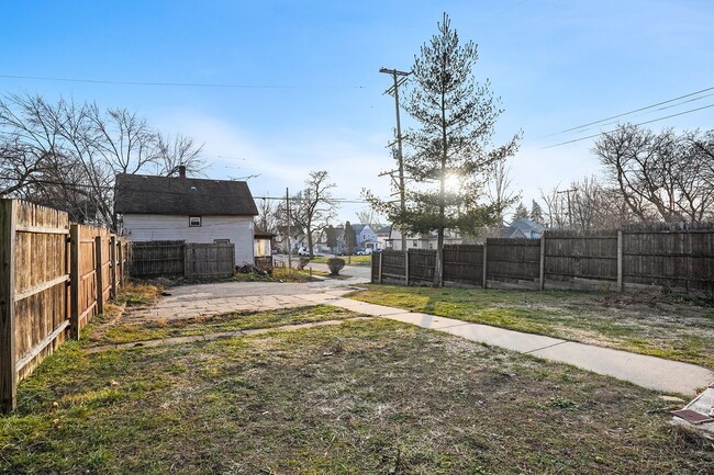 Building Photo - 3 Bedroom, 1.5 Single Family Home  in Gran...