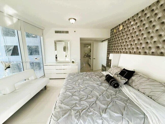 Building Photo - 495 Brickell Ave