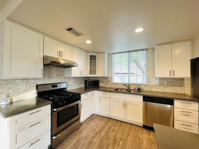 Building Photo - 824 N San Diego Ave