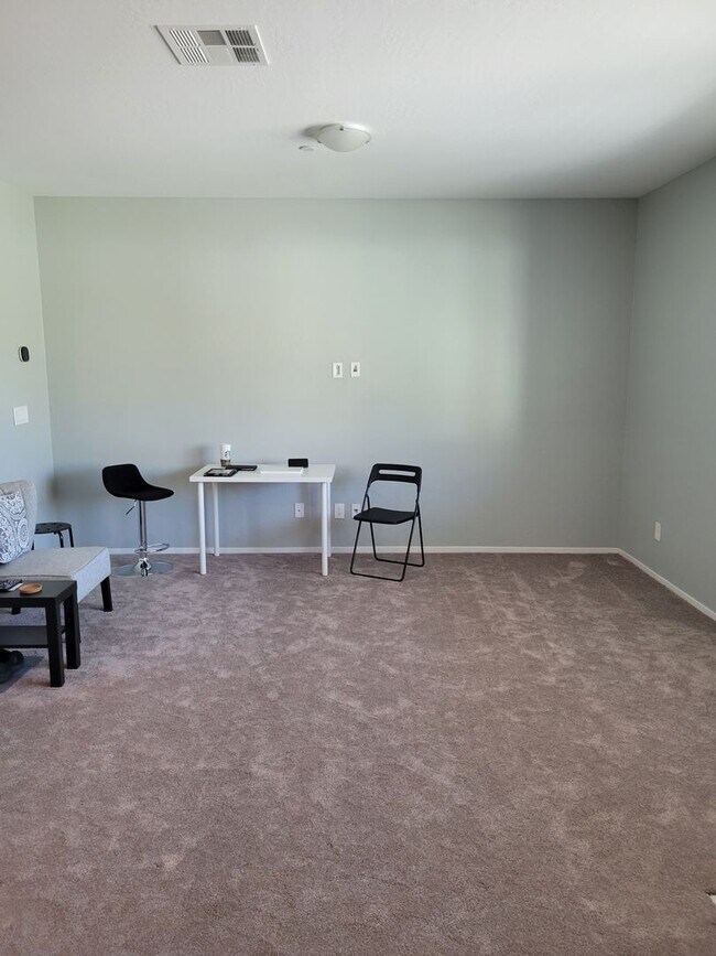 Building Photo - Giant Causeway / Showing 5/1/26