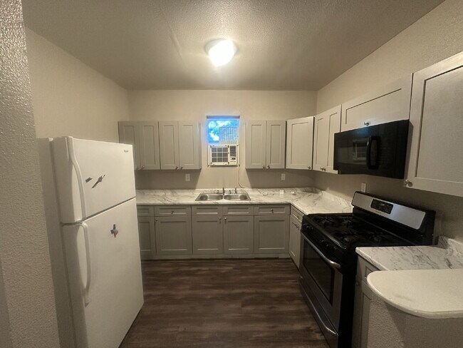 Building Photo - 2 Bedroom 1 bath apartment