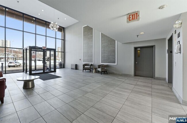 Building Photo - 1111 River Rd